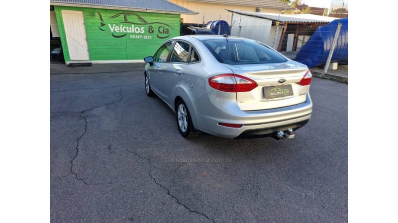 FORD - FIESTA - 2014/2015 - Prata - R$ 46.000,00