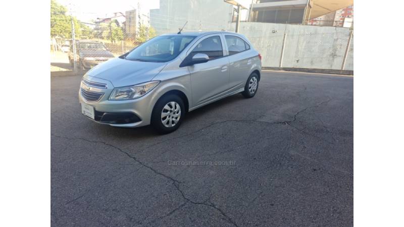 CHEVROLET - ONIX - 2013/2014 - Prata - R$ 44.500,00