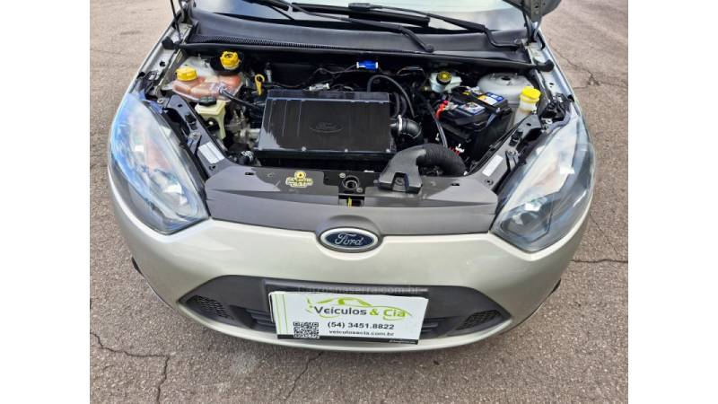 FORD - FIESTA - 2013/2014 - Prata - R$ 33.500,00