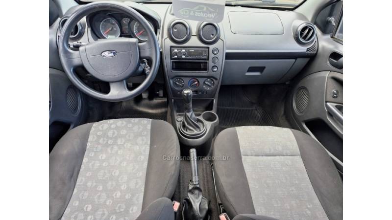 FORD - FIESTA - 2013/2014 - Prata - R$ 33.500,00