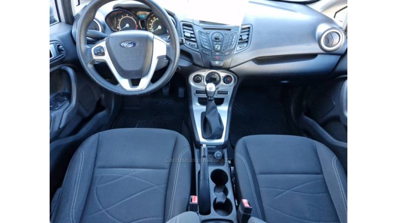 FORD - FIESTA - 2014/2015 - Prata - R$ 46.000,00