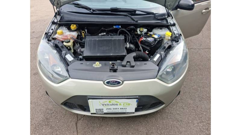 FORD - FIESTA - 2013/2014 - Prata - R$ 34.800,00