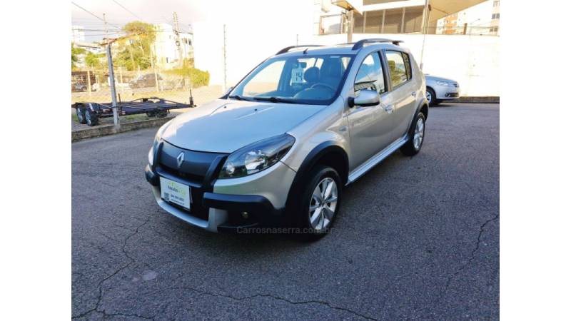 RENAULT - SANDERO - 2013/2014 - Prata - R$ 46.000,00