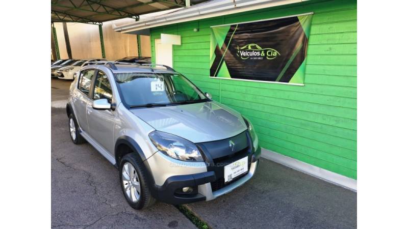 RENAULT - SANDERO - 2013/2014 - Prata - R$ 46.000,00