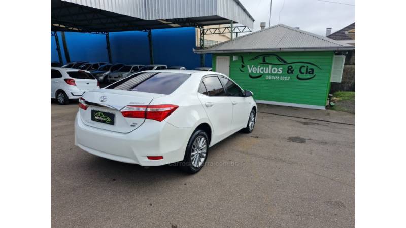 TOYOTA - COROLLA - 2015/2016 - Branca - R$ 89.800,00