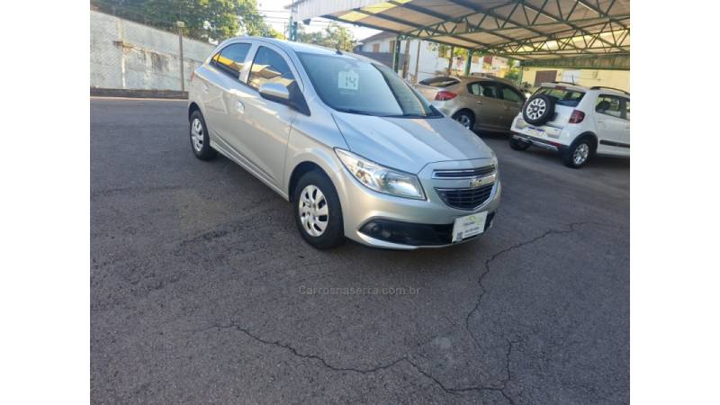CHEVROLET - ONIX - 2013/2014 - Prata - R$ 44.500,00