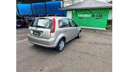 FORD - FIESTA - 2013/2014 - Prata - R$ 33.500,00